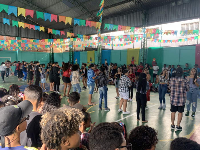Dia do Estudante: escola leva turmas ao cinema para a alegria da criançada