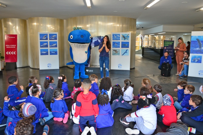 Mascote Jujuba e roda de conversa crianças da educação infantil