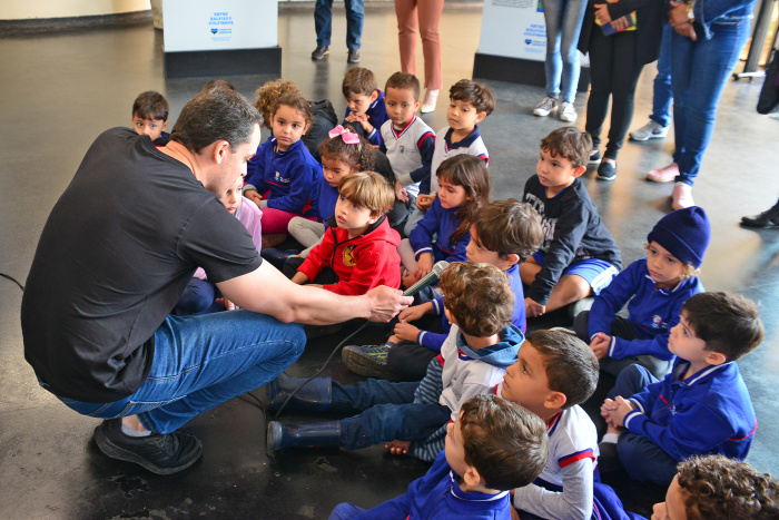 Mascote Jujuba e roda de conversa crianças da educação infantil