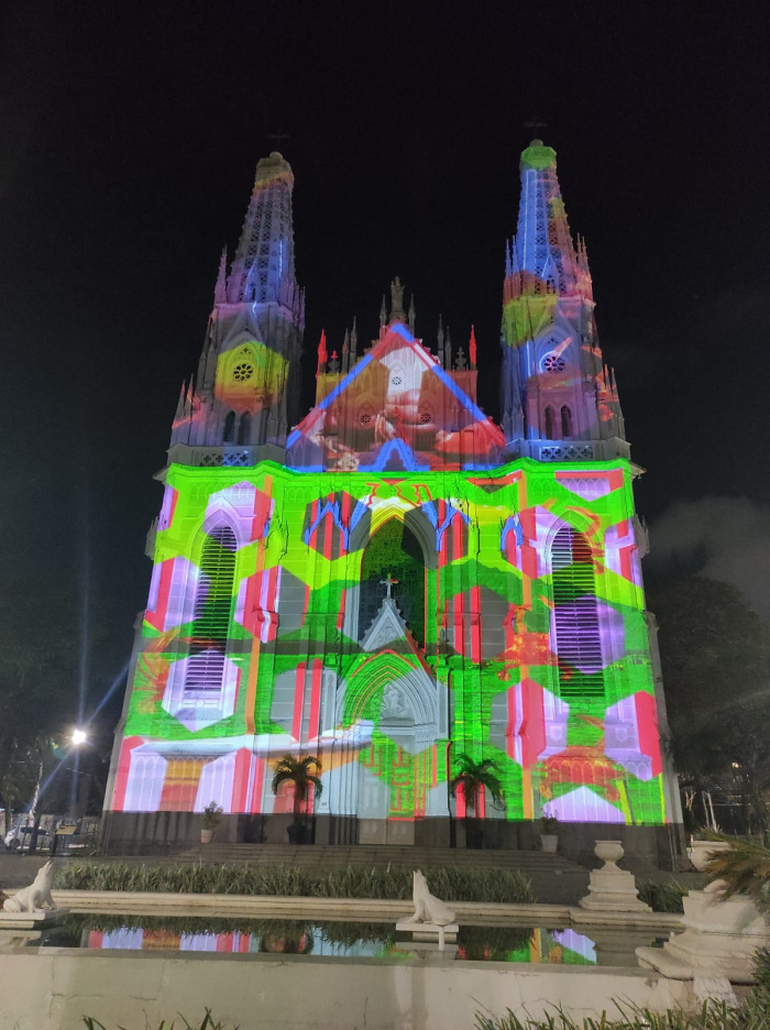 Foto de projeção dos vitrais da Catedral de Vitória