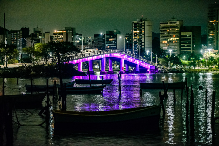 Ponte Desembargador Carlos Xavier Paes Barreto (Ponte da Ilha do Frade), iluminada para o Outubro Rosa