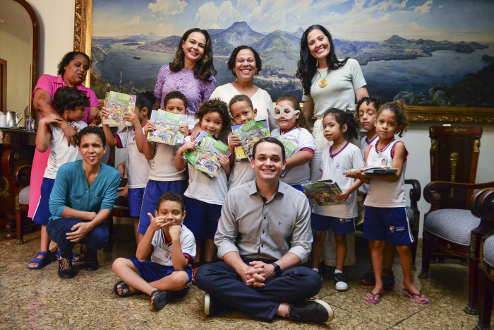 Crianças do CMEI Denizart Santos visitam o Palácio da prefeitura de Vitória