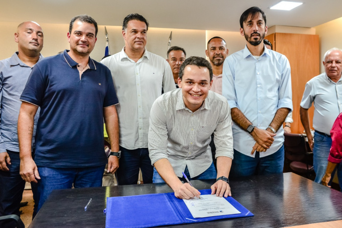 Assinatura de Ordem de Serviço para instalações de guarda-corpo, corrimão e guia