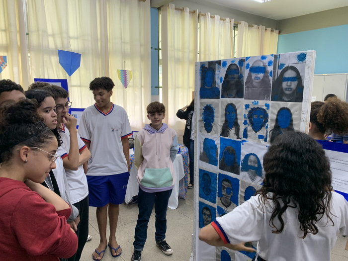 Exposição "Antirracismo na Arte" na biblioteca da Emef Experimental de Vitória-Ufes