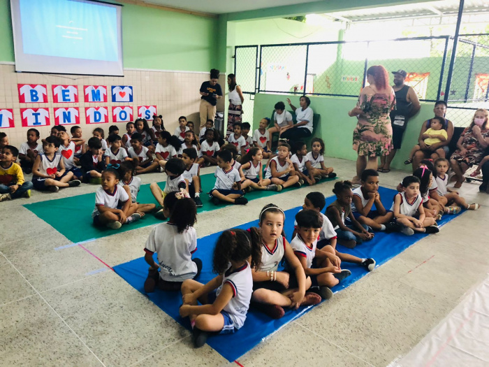 Crianças dos Cmeis Menino Jesus e Carlita Correa Pereira visitam a Emef Anacleta Schneider Lucas