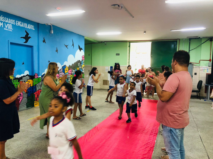 Crianças dos Cmeis Menino Jesus e Carlita Correa Pereira visitam a Emef Anacleta Schneider Lucas