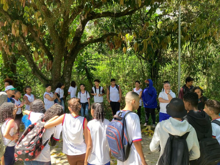 Estudantes conhecem mais sobre o barro usado pelas paneleiras no Vale do Mulembá