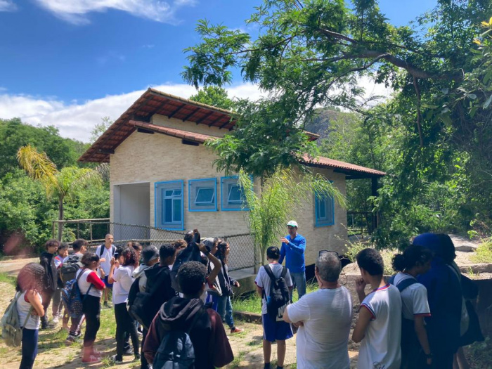 Estudantes conhecem mais sobre o barro usado pelas paneleiras no Vale do Mulembá