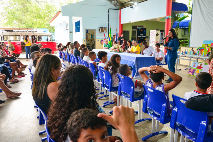 Lançamento de livros de estudantes da educação especial
