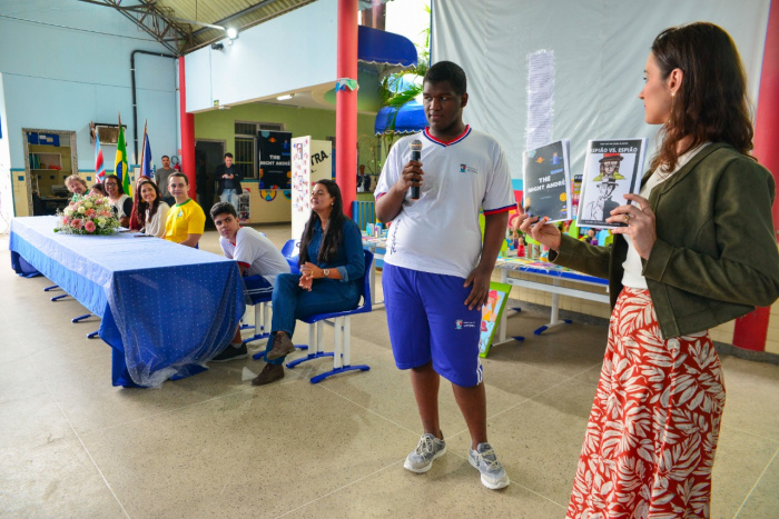 Lançamento de livros de estudantes da educação especial