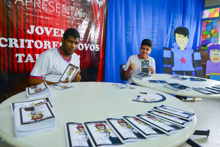 Lançamento de livros de estudantes da educação especial