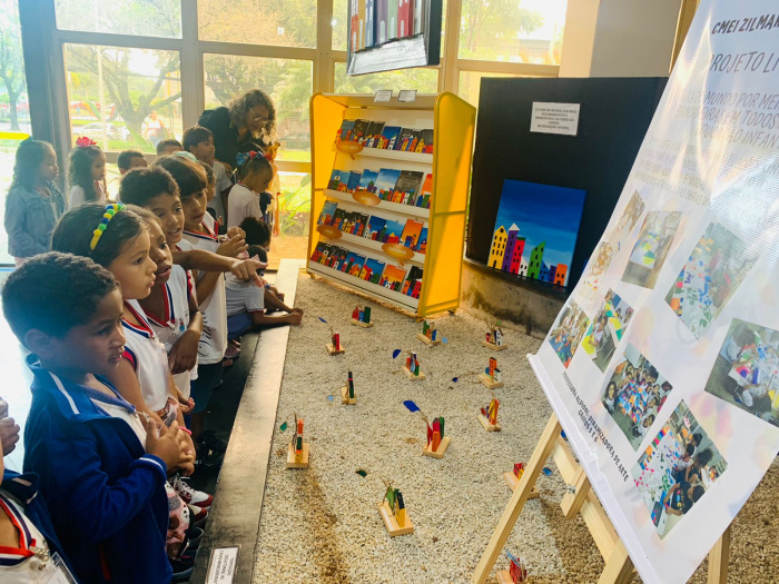 Exposição de trabalhos de Crianças do Cmei Zilmar Alves de Melo no hall da PMV