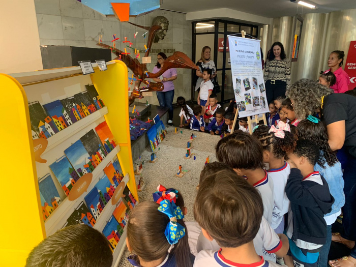 Exposição de trabalhos de Crianças do Cmei Zilmar Alves de Melo no hall da PMV