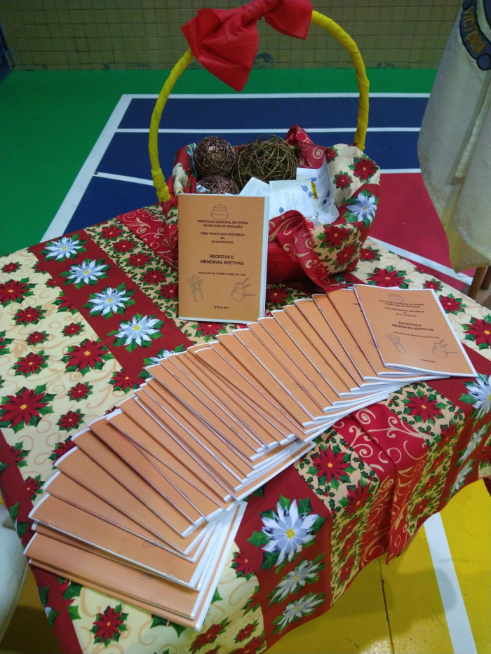 Estudantes da EJA realizam o lançamento do livro “Receitas e memórias Afetivas