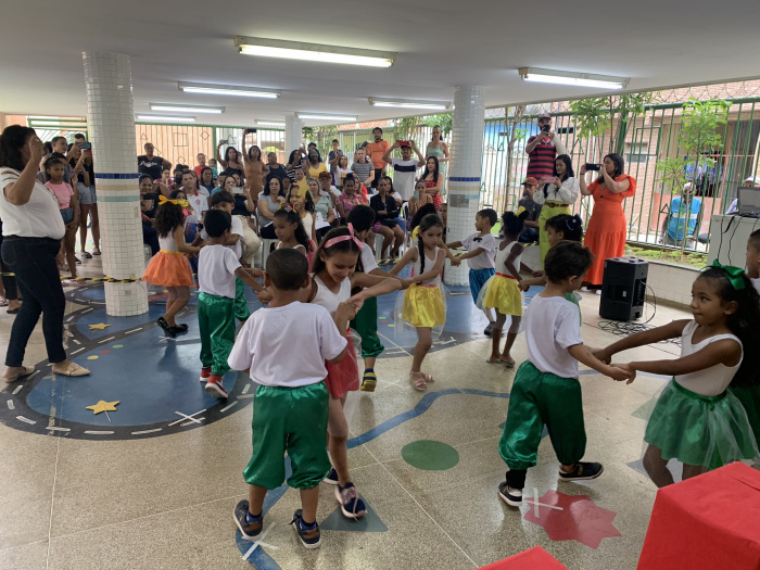 Apresentação das crianças do grupo 6 do Cmei Zilmar Alves de Melo