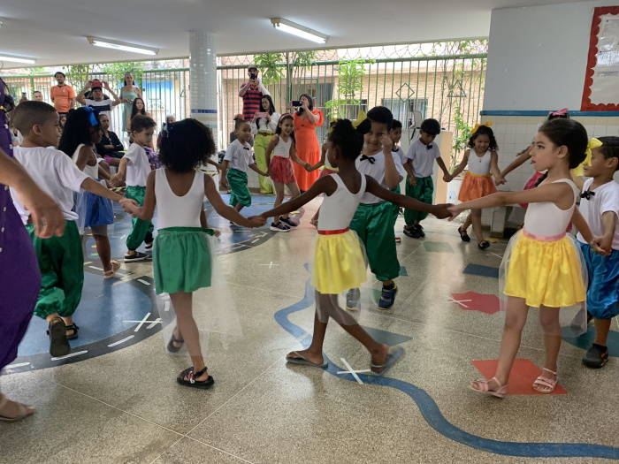 Apresentação das crianças do grupo 6 do Cmei Zilmar Alves de Melo
