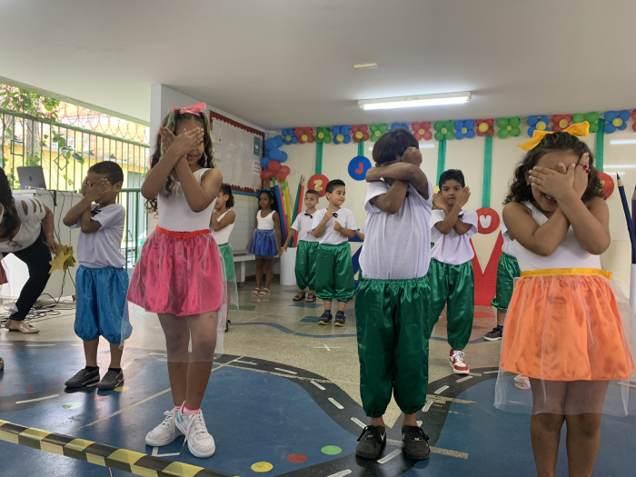 Apresentação das crianças do grupo 6 do Cmei Zilmar Alves de Melo