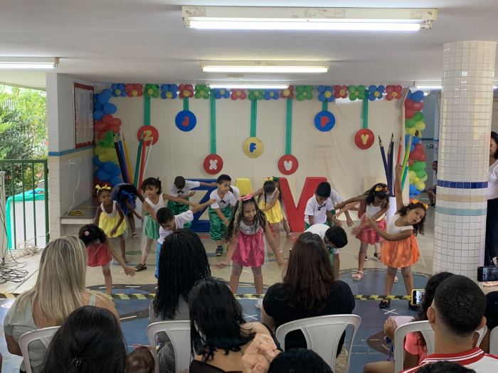 Apresentação das crianças do grupo 6 do Cmei Zilmar Alves de Melo