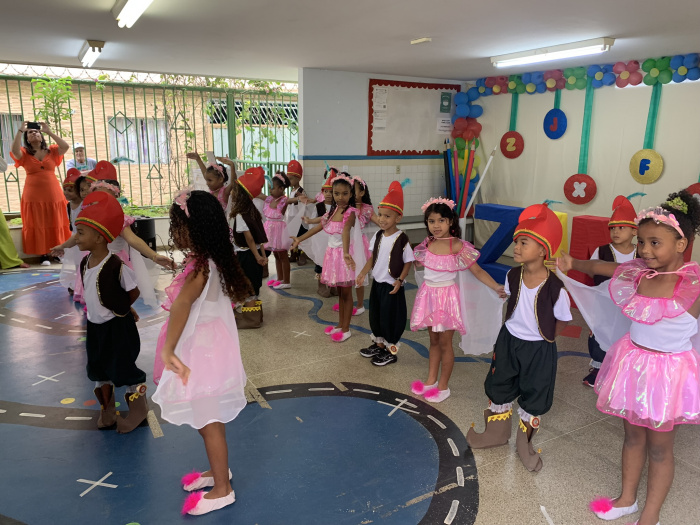 Apresentação das crianças do grupo 6 do Cmei Zilmar Alves de Melo