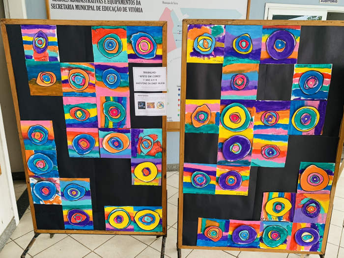 Exposição de trabalhos dos estudantes da Emef Maria José Costa Moraes no hall da Seme