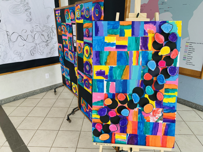 Exposição de trabalhos dos estudantes da Emef Maria José Costa Moraes no hall da Seme