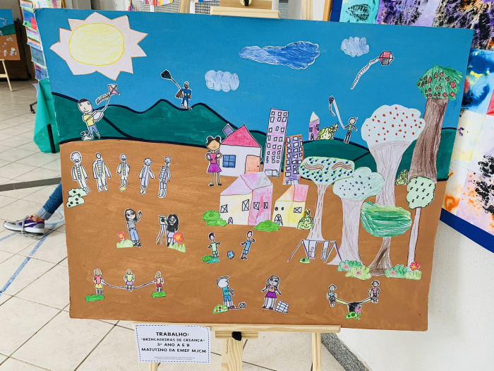 Exposição de trabalhos dos estudantes da Emef Maria José Costa Moraes no hall da Seme
