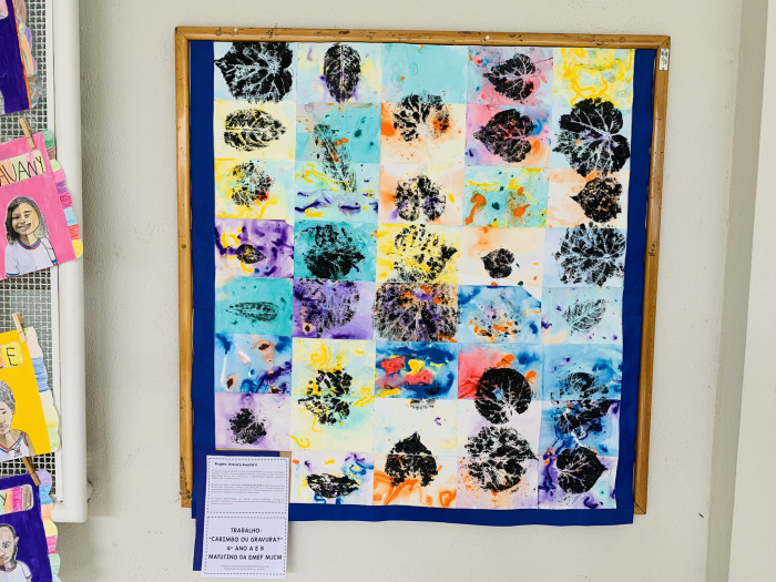Exposição de trabalhos dos estudantes da Emef Maria José Costa Moraes no hall da Seme