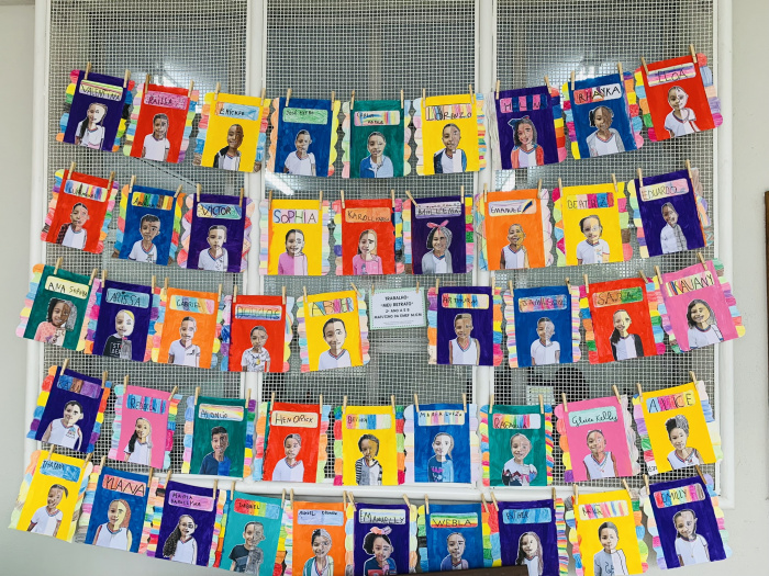 Exposição de trabalhos dos estudantes da Emef Maria José Costa Moraes no hall da Seme