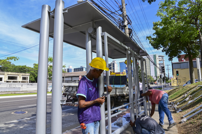 Instalação de abrigo de ônibus na Reta da Penha