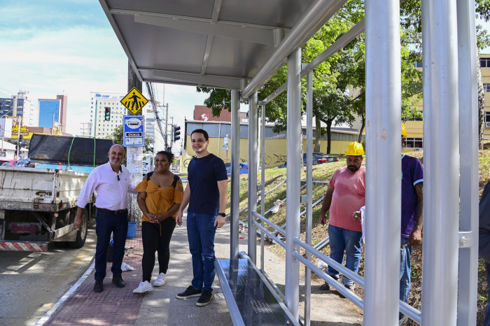 Instalação de abrigo de ônibus na Reta da Penha