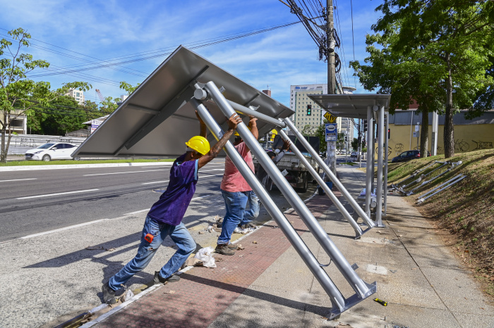 Instalação de abrigo de ônibus na Reta da Penha