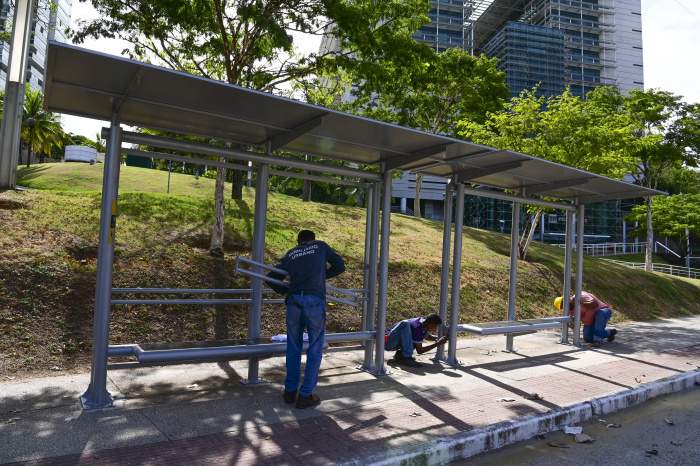 Instalação de abrigo de ônibus na Reta da Penha