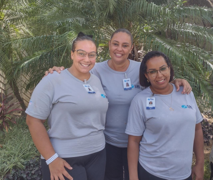 Gabriela Policarpo, Cristiane Oliveira e Andrea Salles, que trabalham como auxiliares de serviços g