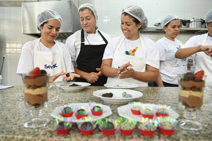 Curso de Confeiteiro e design de sobrancelhas no SENAC
