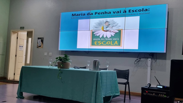 Maria da Penha vai à Escola