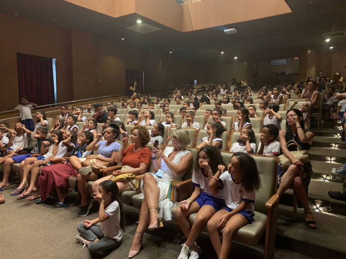 Estudantes de Vitóra assistem o Espetáculo de Dança "A menina e o pássaro