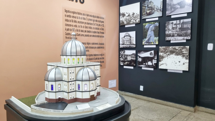 Escola da Ciência, Biologia e História