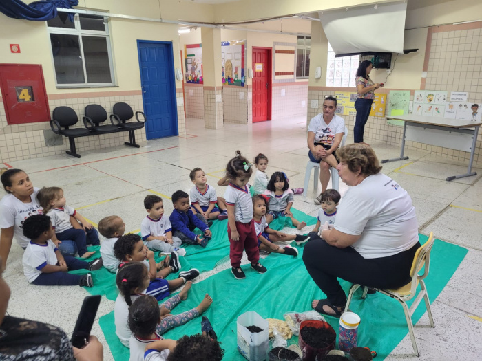 Meio Ambiente: Crianças de escola municipal aprendem a fazer horta e jardim