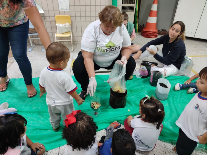 Meio Ambiente: Crianças de escola municipal aprendem a fazer horta e jardim
