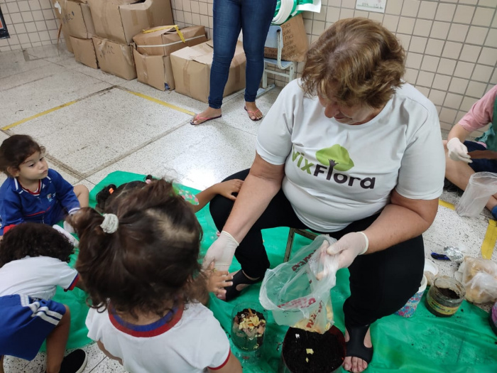 Meio Ambiente: Crianças de escola municipal aprendem a fazer horta e jardim