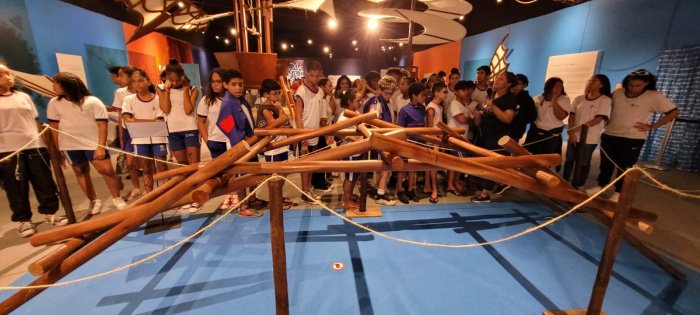 Estudantes visitam exposição sobre Leonardo Da Vinci