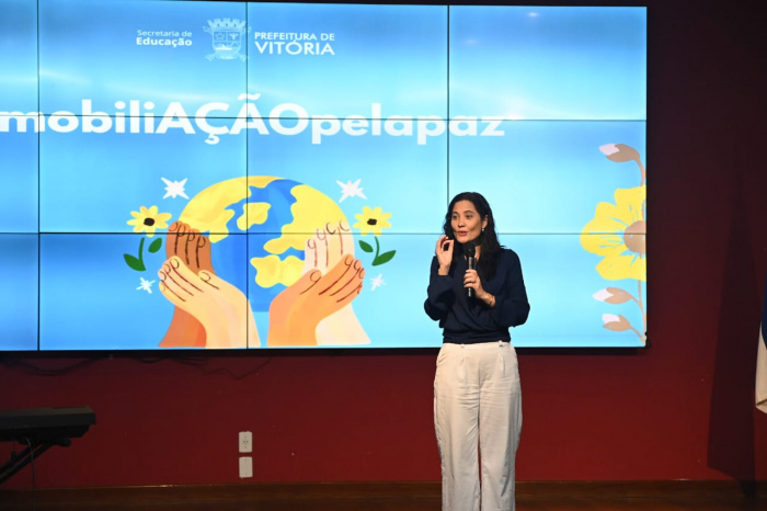 Secretária Juliana Rhosner no seminário seminário Convivência escolar e cultura de paz