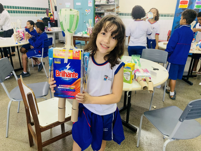 Oficina de confecção de bonecos na Emef JKO