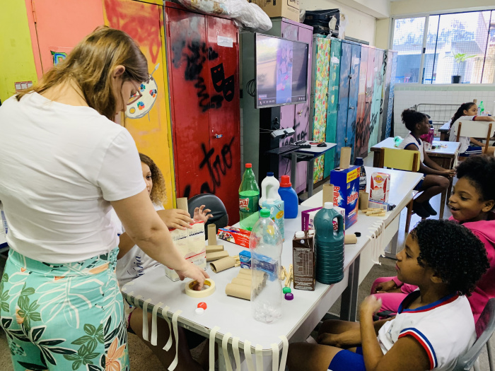 Oficina de confecção de bonecos na Emef JKO