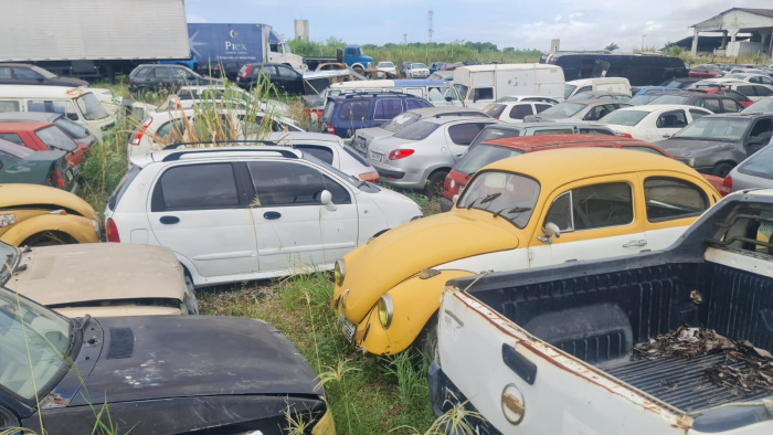 Foto sucata de carro para leilão