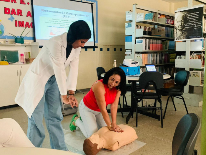 Educadores de Emef em Resistência participam de palestra em primeiros socorros