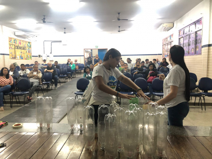 Alunos da EJA aprendem a fazer puff com garrafas pet