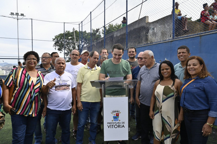 Assinatura da ordem de serviço da reforma do campo do Sabará no Forte São João.