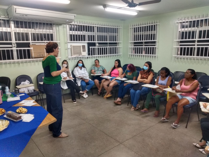 Enfermeira e professora da UFES promove roda de conversa sobre saúde da mulher na UBS Santo Antônio