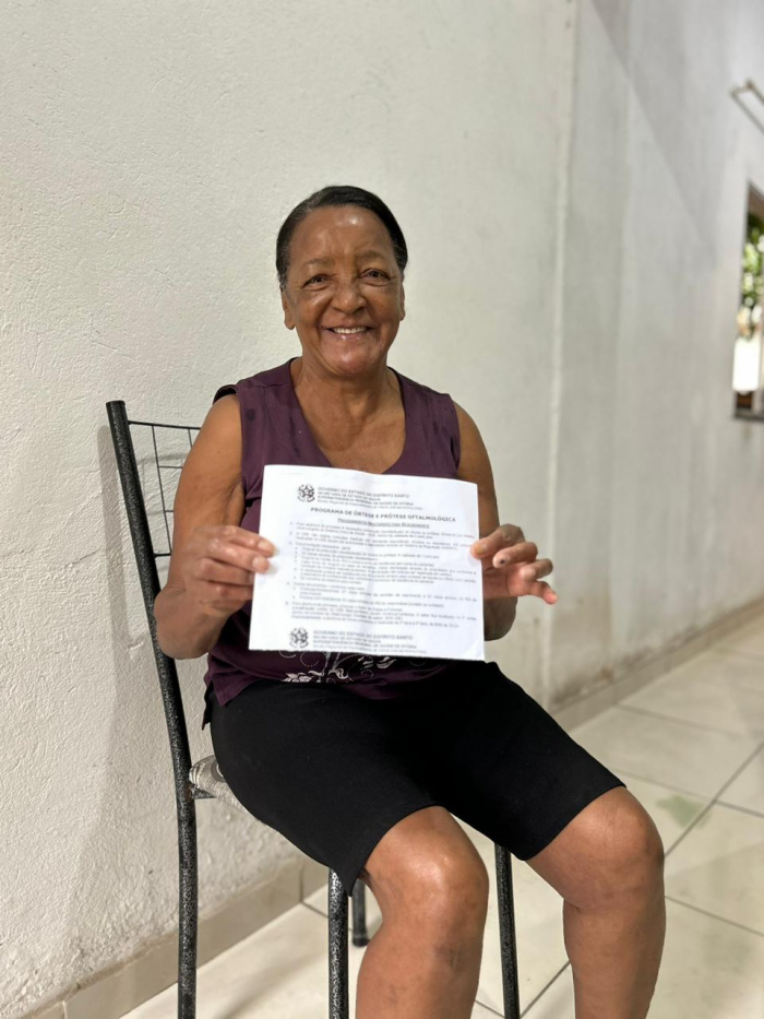 Dona Marina feliz por realizar o sonho de mandar fazer seus óculos.